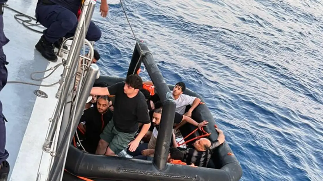 Marmaris açıklarında 21 göçmen kurtarıldı, 1 kaçakçı yakalandı