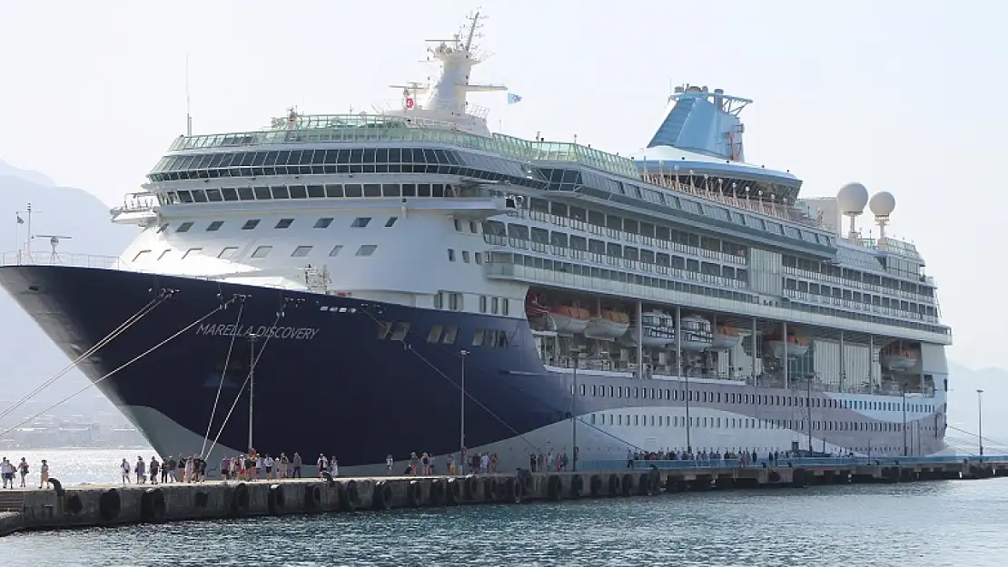 Marmaris'e 265 metrelik yolcu gemisi demirledi! Yüzlerce turist ilçeyi ziyaret etti