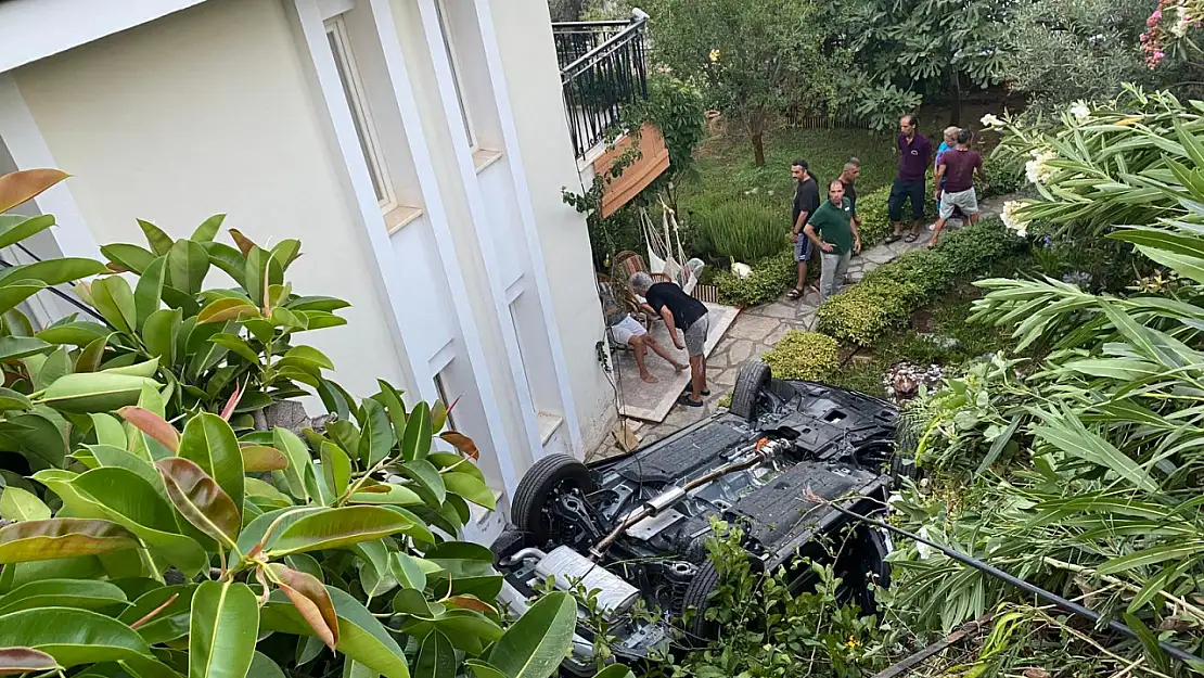Marmaris'te feci kaza! Kontrolden çıkan araba evin bahçesine düştü