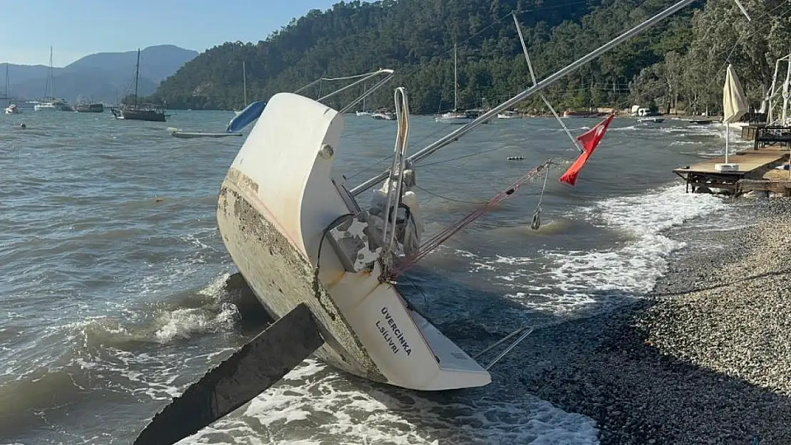 Marmaris'te fırtına etkili oldu: Tekne karaya vurdu