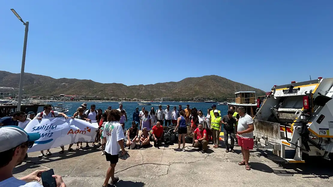 Marmaris'te gönüllüler harekete geçti! Kilolarca çöp temizlendi