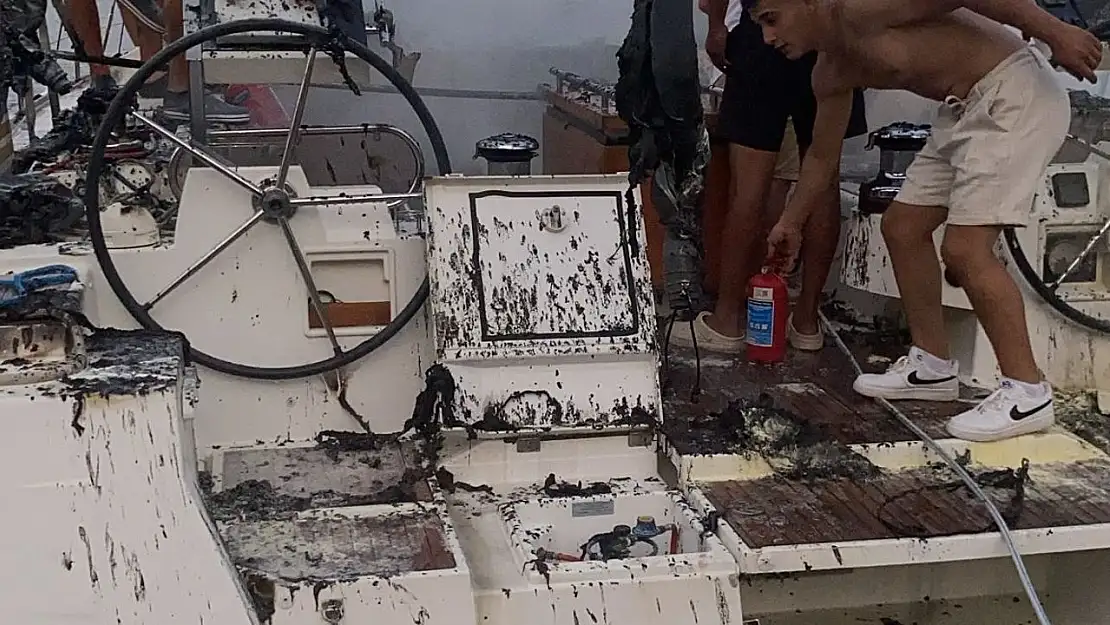 Marmaris'te lüks tekne alev alev yandı