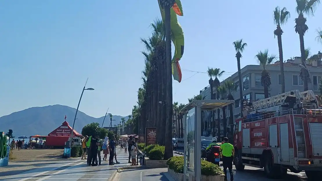 Marmaris'te paraşüt kazası: Palmiye ağacına takıldılar
