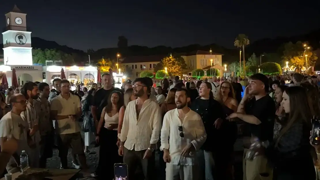 Marmaris'te sürpriz flash mob gösterisi
