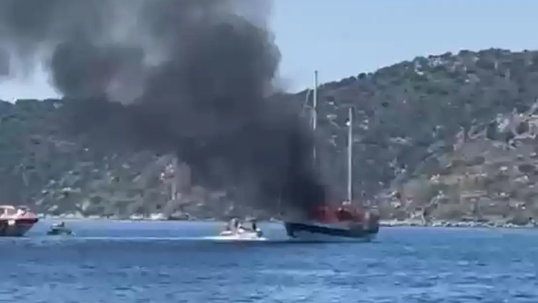 Marmaris'te yanan tekne denize battı
