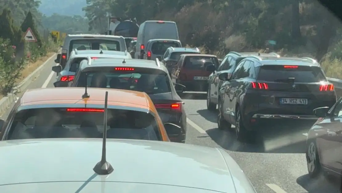 Marmaris ve Datça'da araç yoğunluğu! Kuyruklar kilometreleri buldu
