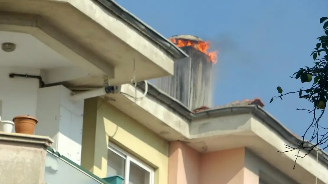 Menteşe'de apartman bacasında yangın paniği