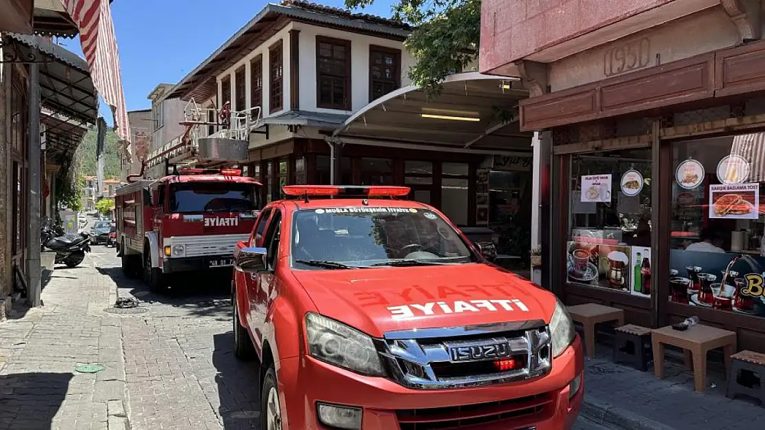 Menteşe'de bacadan yükselen alevler kısa süreli paniğe neden oldu