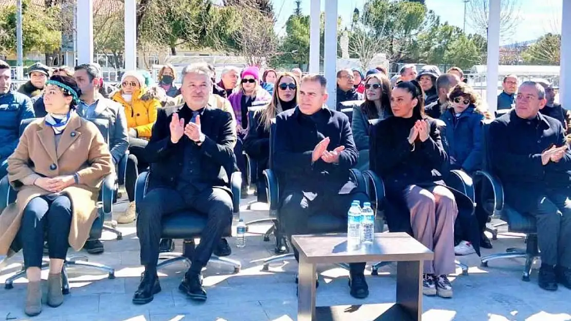 Menteşe'de Hamsi Festivali: Horon ve zeybek aynı sahnede buluştu