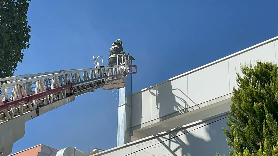 Menteşe'de kahve imalathanesinin bacasında yangın çıktı