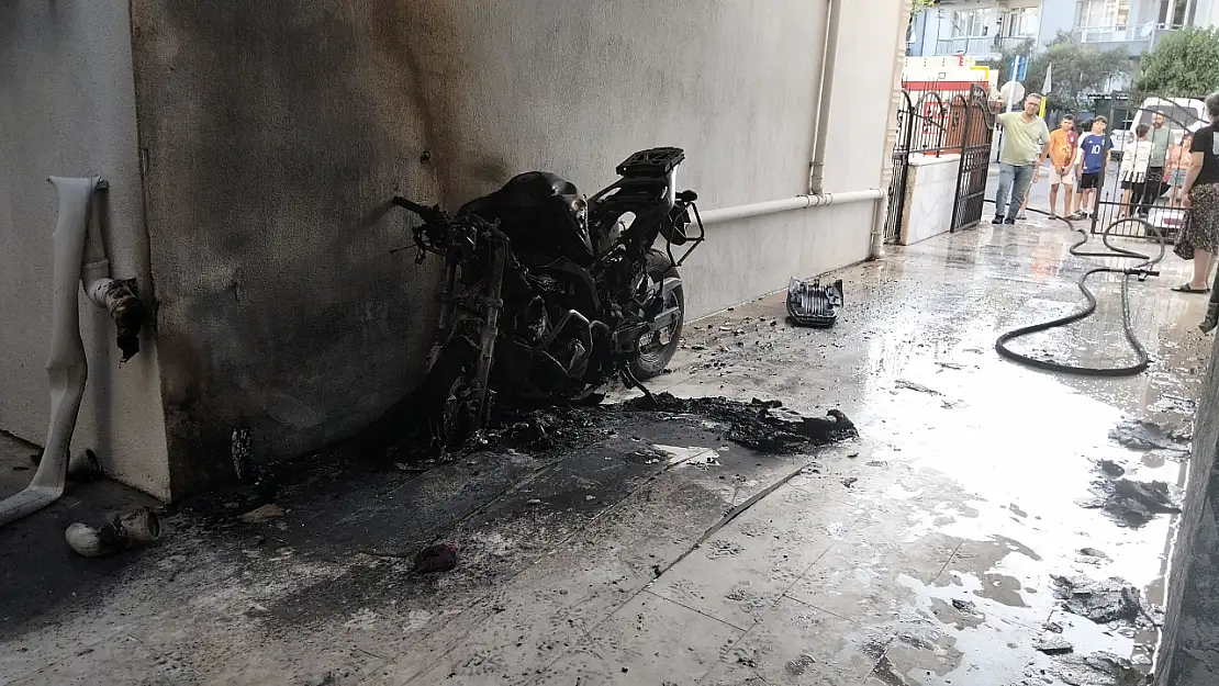 Menteşe'de korkutan yangın! Motosiklet alev aldı