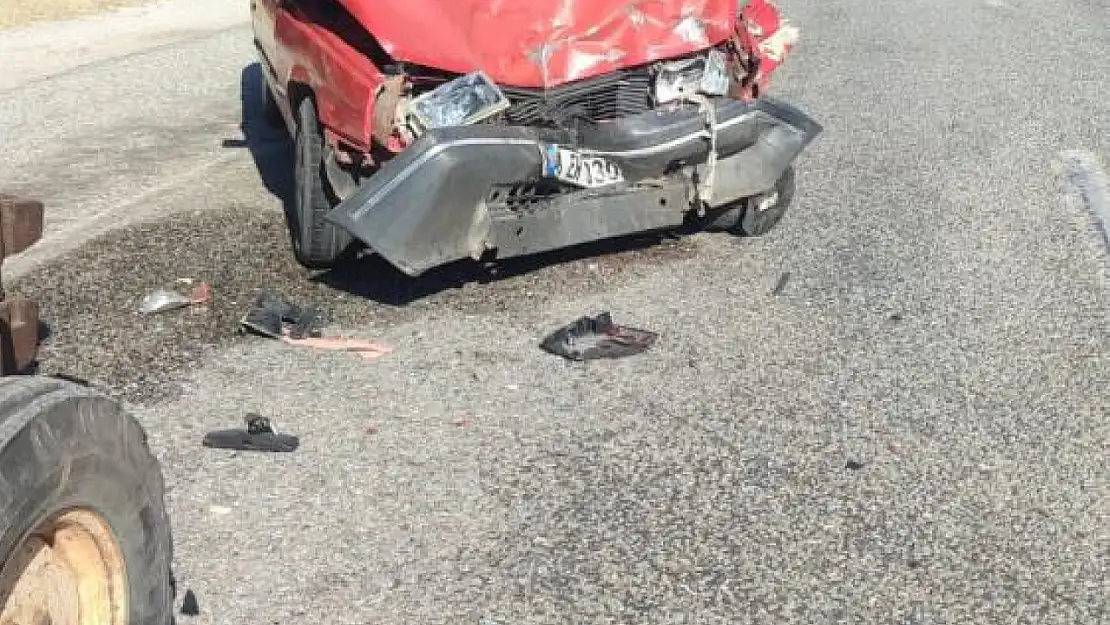 Menteşe'de otomobil traktör ile çarpıştı: 2 yaralı