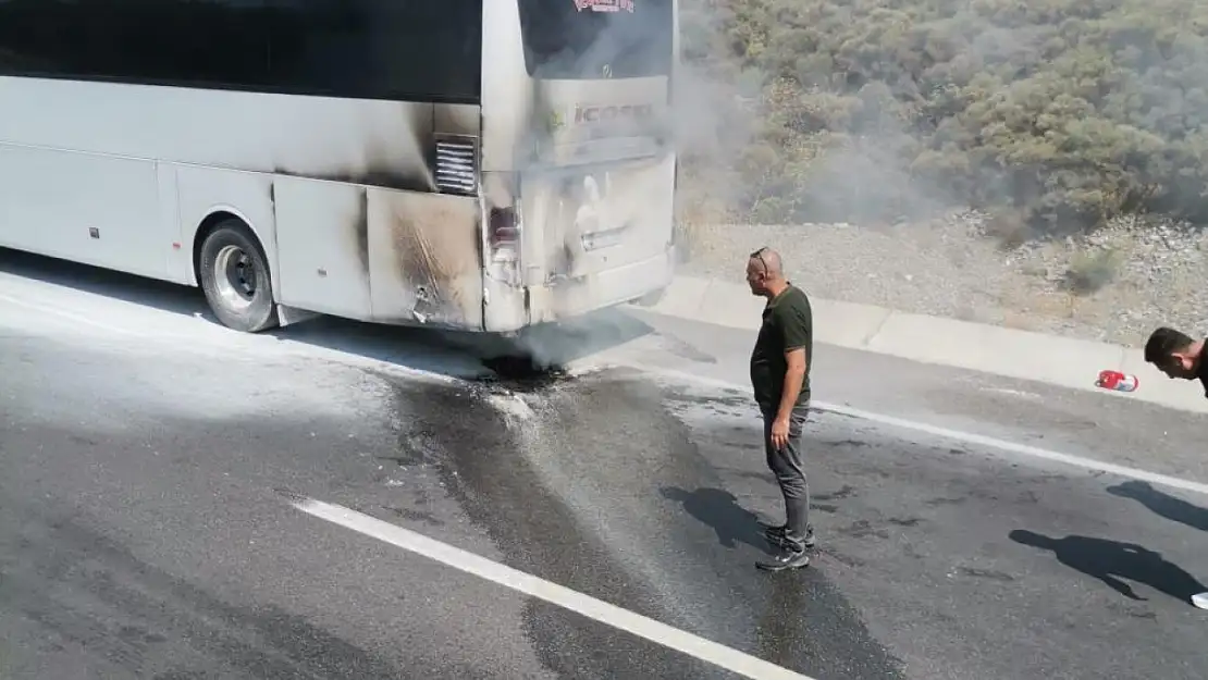Menteşe'de seyir halindeki otobüs alev aldı!