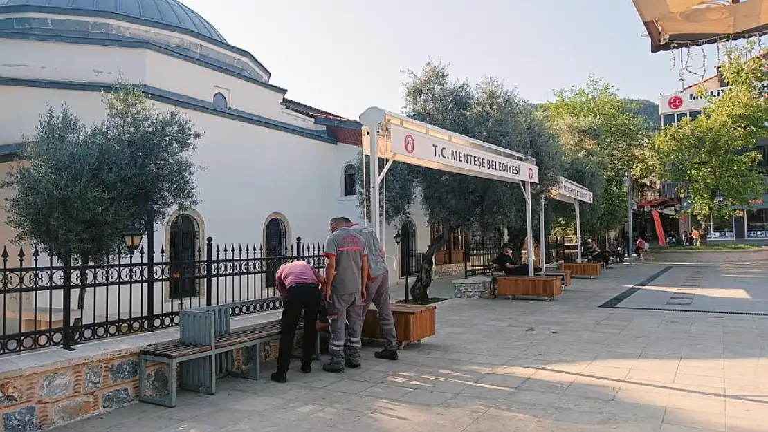 Menteşe'de tarihi Kurşunlu Camii'ne takılan tenteler anlaşmazlık yüzünden söküldü