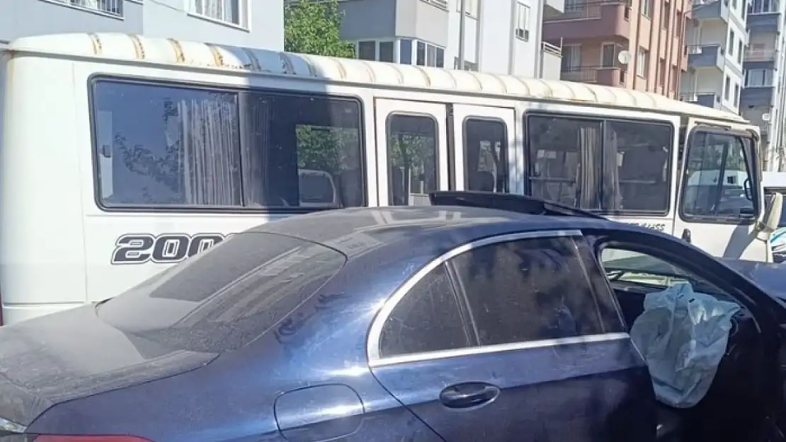 Milas'ta otomobil ve minibüs çarpıştı: 2 yaralı