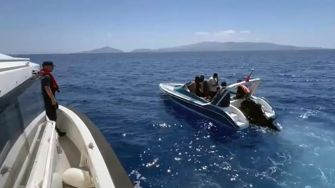Motoru arızalanan göçmen teknesi Datça açıklarında kurtarıldı