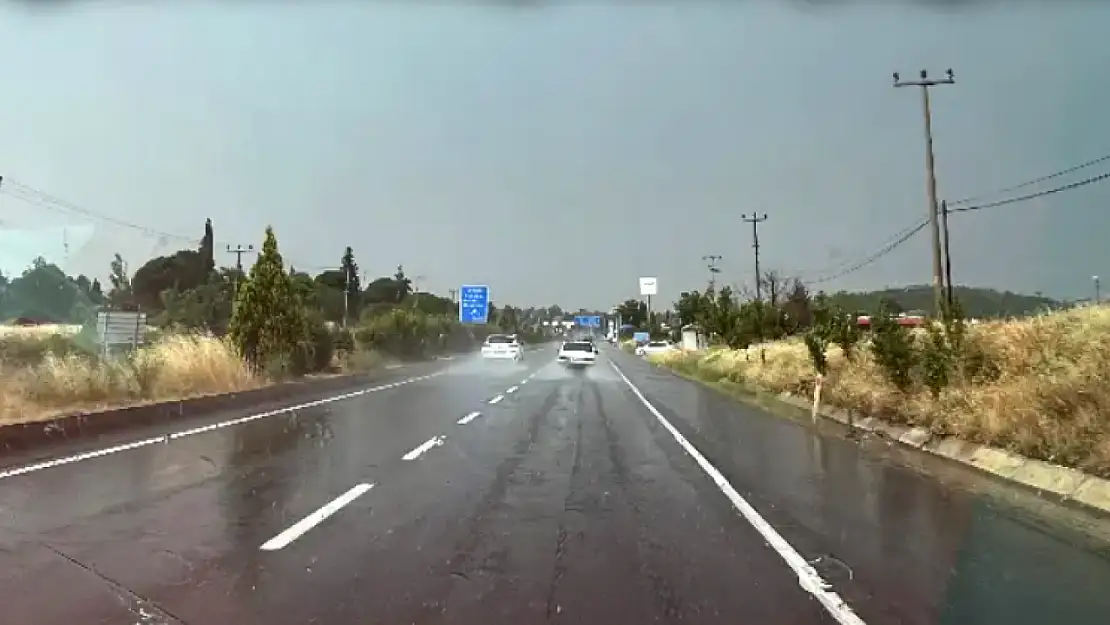 Muğla, bayramda yağmura yakalandı!  Yatağan'da su birikintileri oluştu