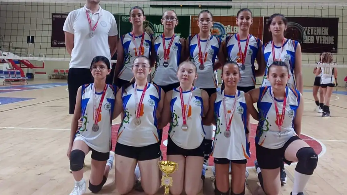Muğla Büyükşehir'in genç voleybolcularından çifte başarı