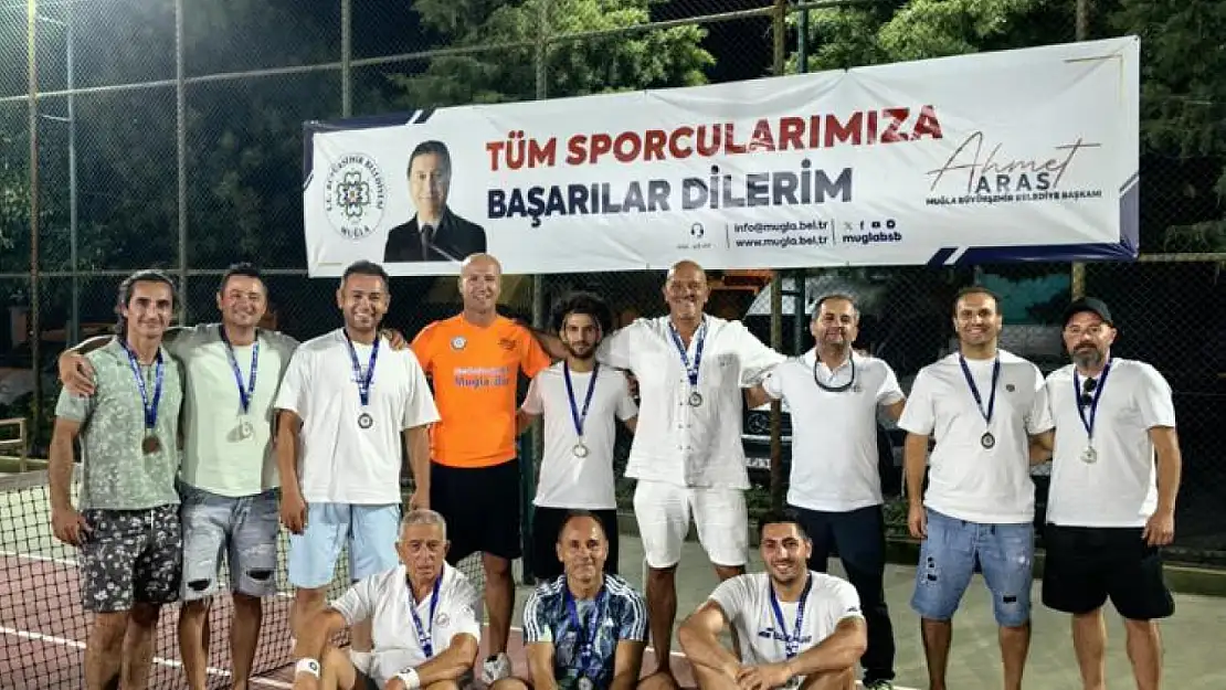 Muğla'da Babalar Günü raket sesleriyle kutlandı