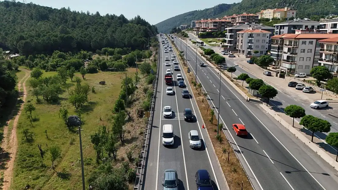 Muğla Bayram öncesi turist akınına uğradı! Araç kuyrukları kilometreleri buldu