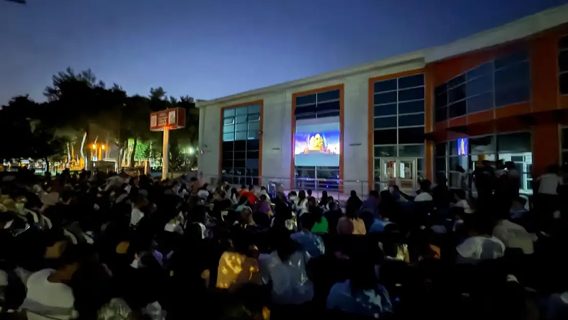 Muğla'da yıldızlar altında nostalji: Yazlık sinema etkinliğine yoğun ilgi