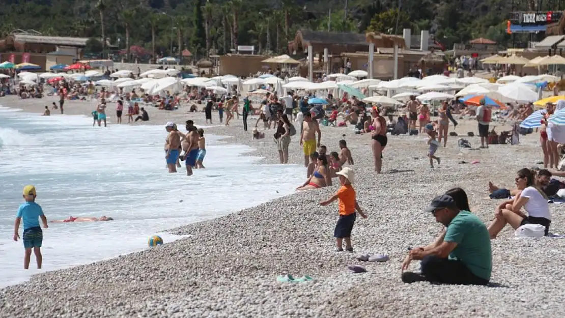 Muğla'nın incisi Ölüdeniz'de plaj hareketliliği başladı