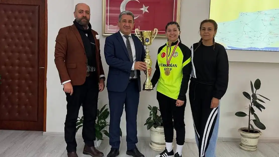 Muğla Sessizler Kadın Futsal Takımı, Kütahya'dan şampiyonlukla döndü