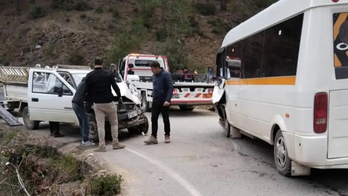 Öğrenci servisi ile kamyonet çarpıştı: 24 yaralı