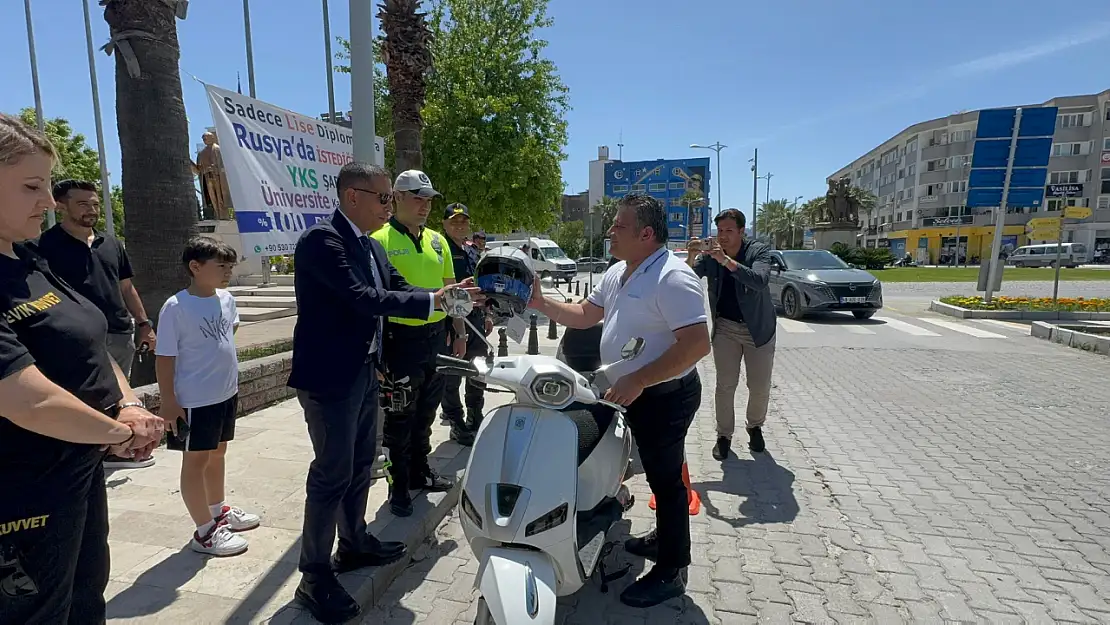 Ortaca'da Trafik Haftası etkinliği Öğrencilere eğitim, vatandaşlara kask
