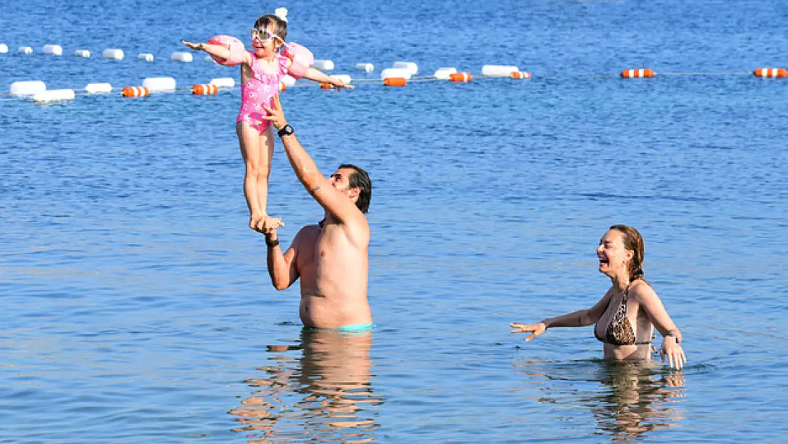 Özge Özder ve Sinan Güleryüz kızları Lina ile Bodrum'a geldi
