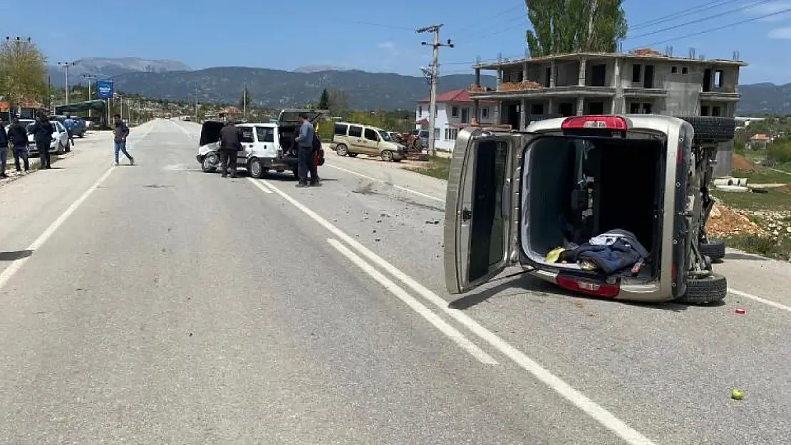 Seydikemer'de 2 otomobil çarpıştı: 5 yaralı