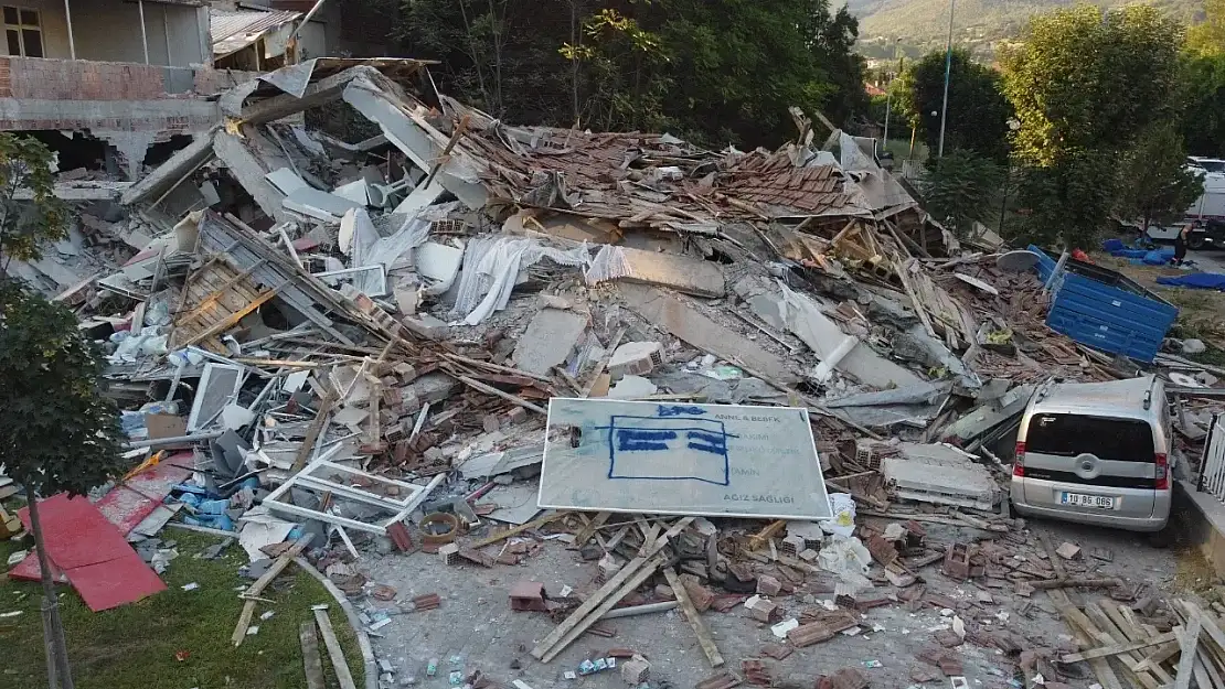 Sındırgı depreminde çöken bina drone ile havadan görüntülendi