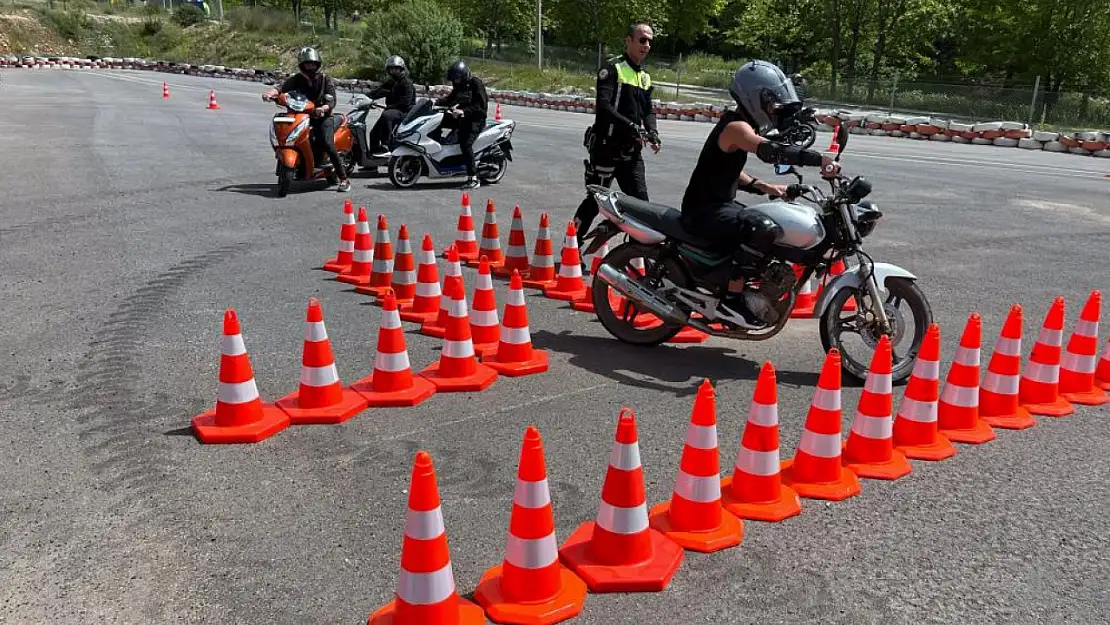 Toplu taşıma şoförleri ve motosiklet sürücüleri Menteşe'de bilgilendirildi
