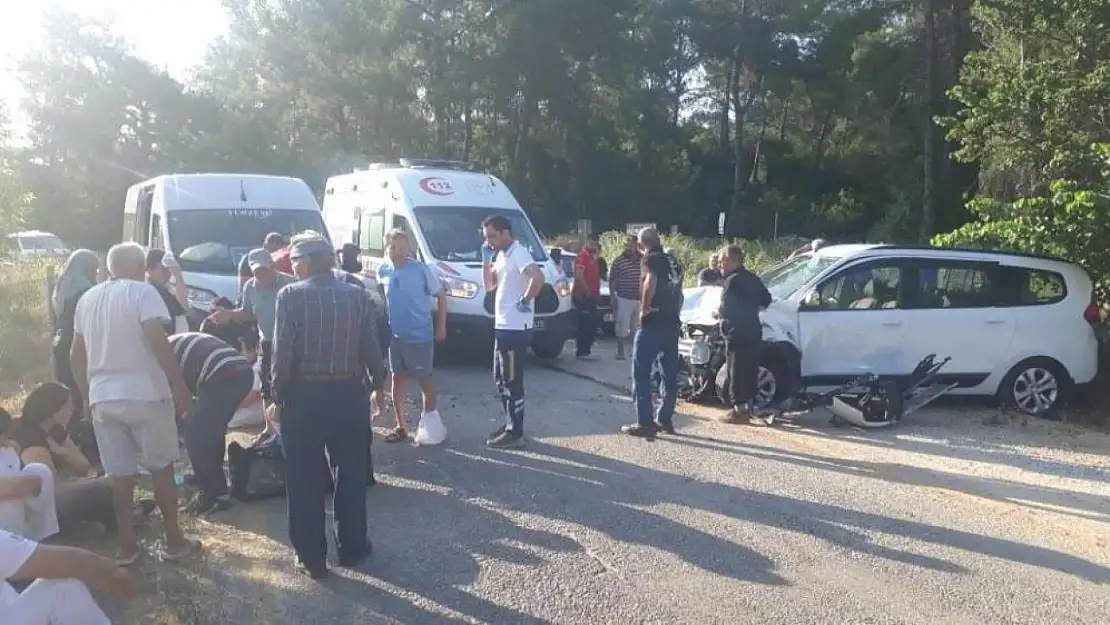 Ula'da servis minibüsü ve otomobil çarpıştı! 9 kişi yaralandı