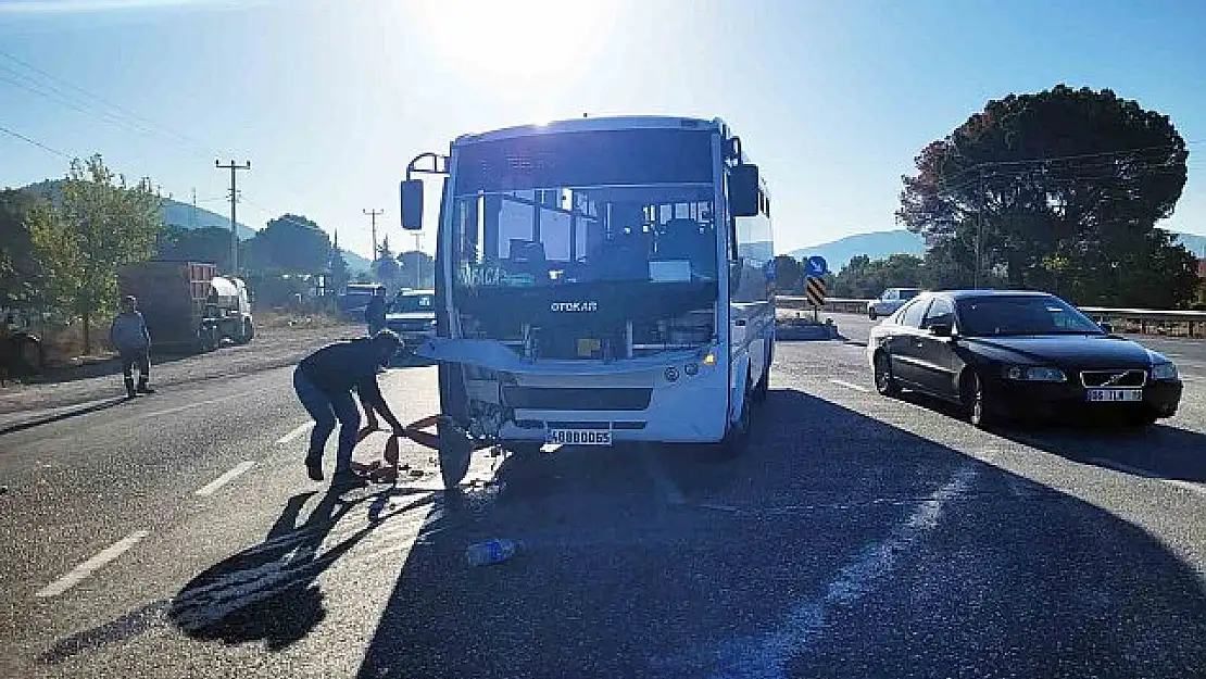 Menteşe'de Beton Mikseri ile Yolcu Midibüsü Çarpıştı