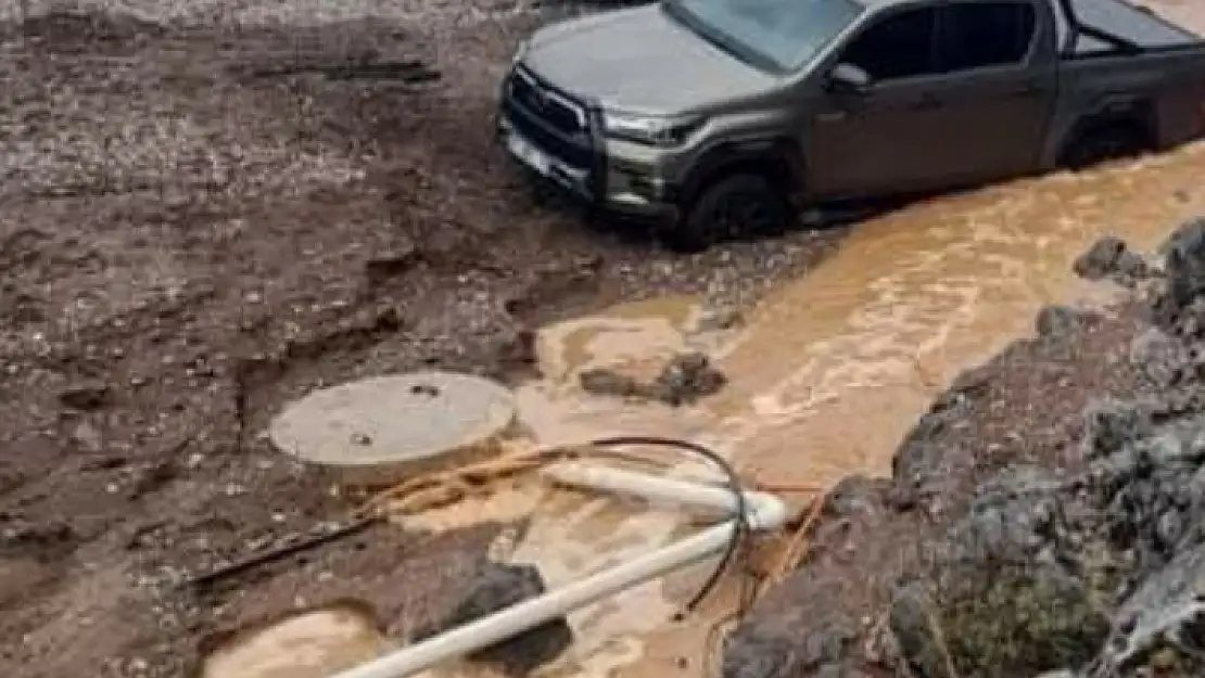 DENİZE 15 METRE MESAFEDE RÖGAR KAPAĞI VE KANALİZYON