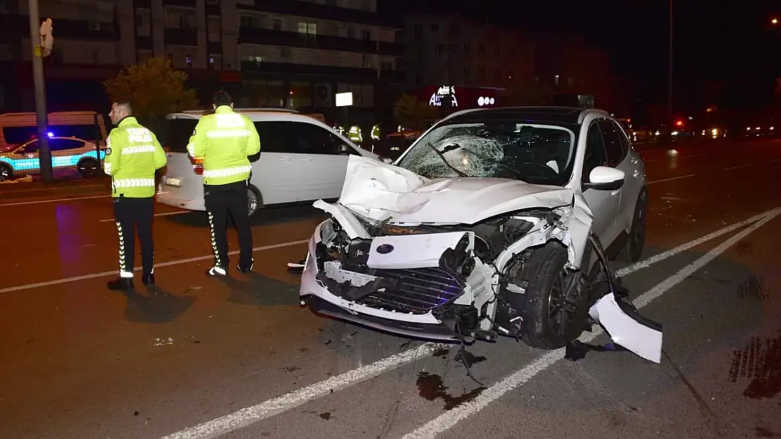 ANTALYA'DA OTOMOBİL YAYAYA ÇARPTI