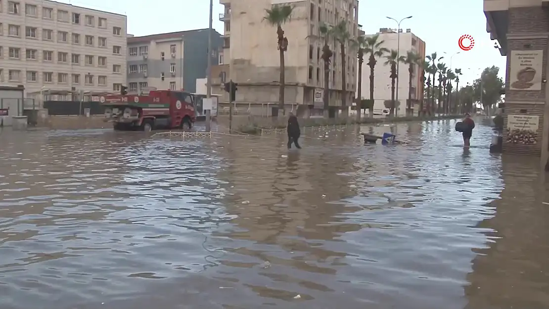 İSKENDERUN'DA SOKAKLAR GÖLE DÖNDÜ