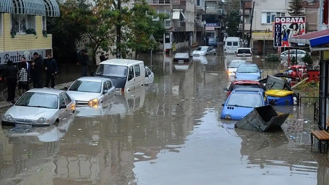 İZMİR,  FIRTINANIN BIRAKTIĞI HASARA UYANDI