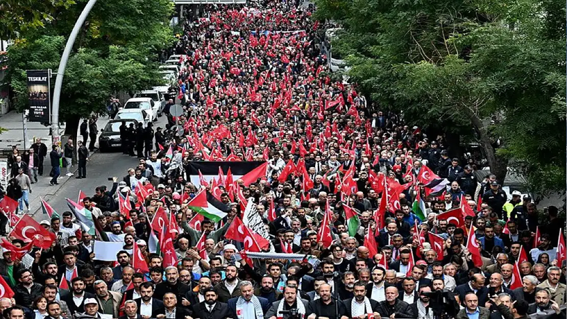 ANKARA'DA GAZZE'YE DESTEK YÜRÜYÜŞÜNDE TERÖR KARŞITI SLOGANLAR YÜKSELDİ