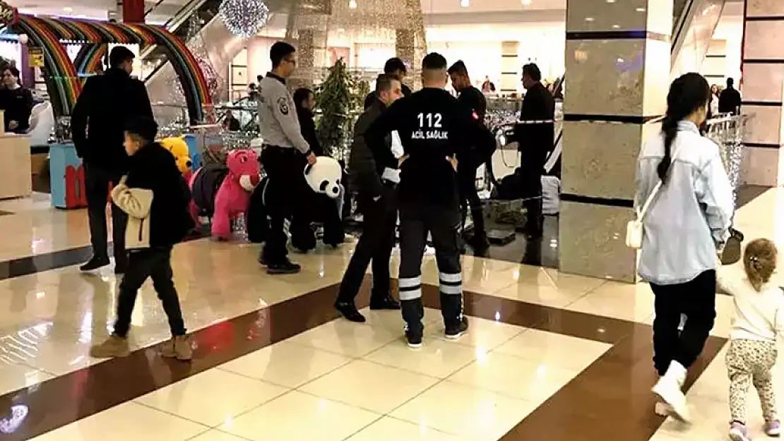 YÜRÜYEN MERDİVENDE BEBEĞİN PARMAKLARI KOPTU!