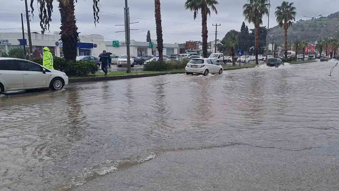 BODRUM'DA YOLLAR GÖLE DÖNDÜ