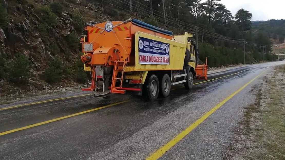 BÜYÜKŞEHİR EKİPLERİ BUZLANMAYA KARŞI TUZLAMA ÇALIŞMASI YAPTI