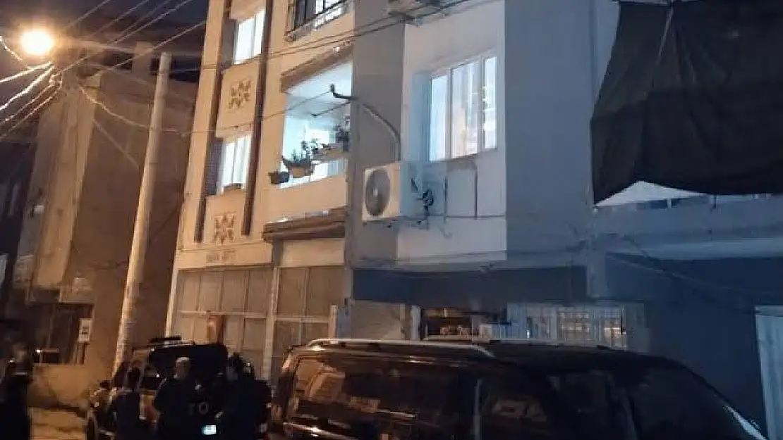 İZMİR'DE 20 YAŞINDAKİ GENÇ BABASINI SIRTINDAN BIÇAKLADI
