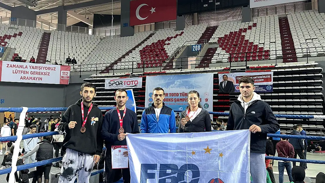 KİCKBOKSTA 1 ŞAMPİYON 2 ÜÇÜNCÜ FETHİYE'DEN