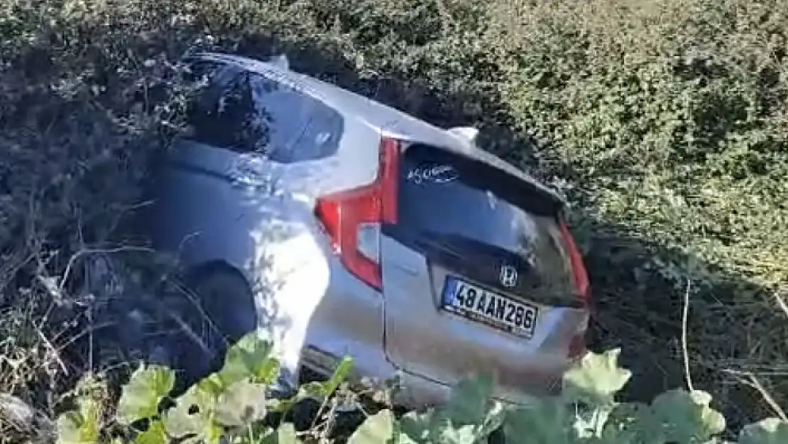 MİLAS'TA OTOMOBİL ŞARAMPOLE UÇTU: FACİADAN DÖNÜLDÜ