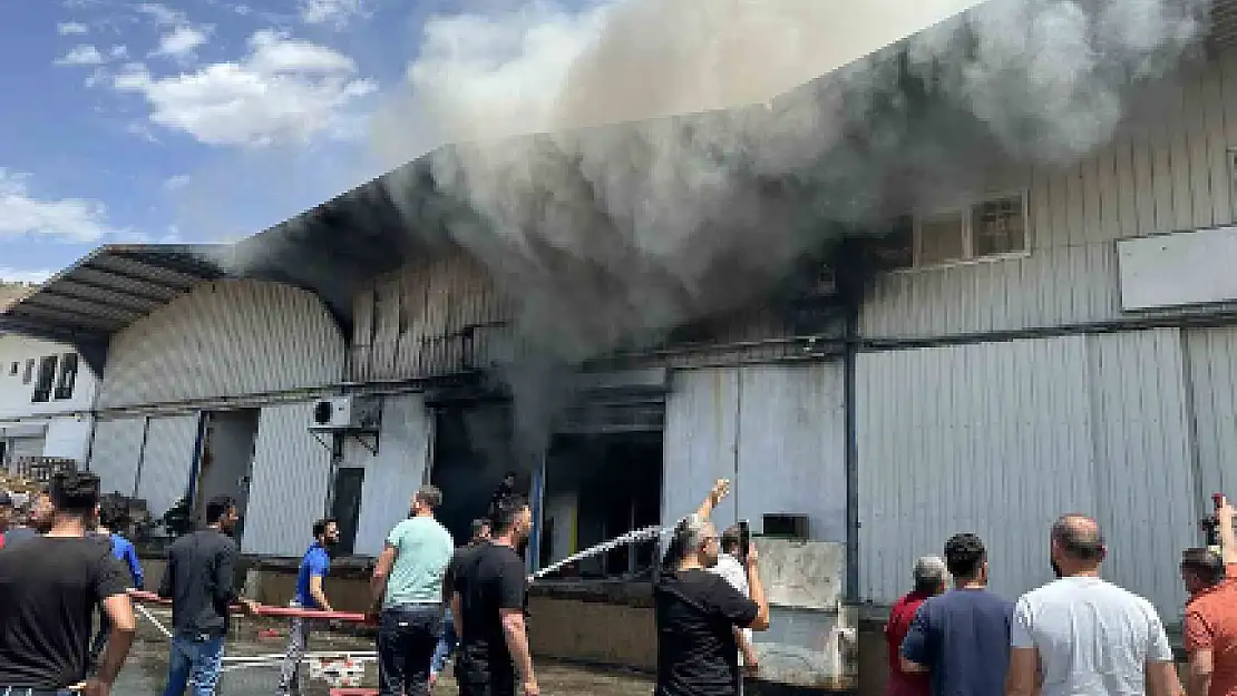 FETHİYE'DE TOPTANCI HALİ'NDE ÇIKAN YANGIN SÖNDÜRÜLDÜ