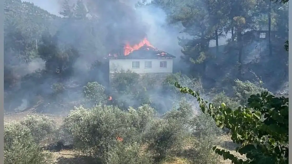 KÖYCEĞİZ'DE BİR EV ALEV ALEV YANIYOR! YANGIN ORMAN VE DİĞER EVLERE DE SIÇRADI!