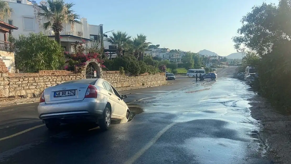 BODRUM'DA ANA SU HATTI PATLADI! OLUŞAN DERİN ÇUKURA OTOMOBİL DÜŞTÜ