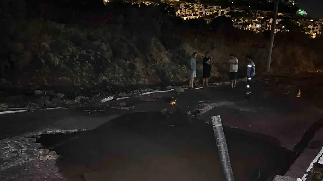 BODRUM'DA SU HATTI BOMBA GİBİ PATLADI, CADDE GÖLE DÖNDÜ